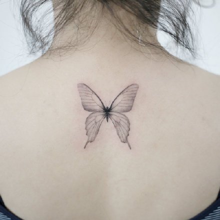 点击大图看下一张：适合女生背部的一组小纹身作品图片