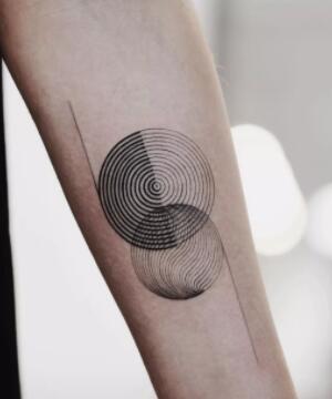点击大图看下一张：清新素雅的夏日圆针几何小图纹身作品