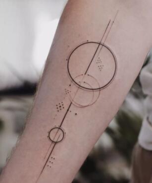 点击大图看下一张：清新素雅的夏日圆针几何小图纹身作品