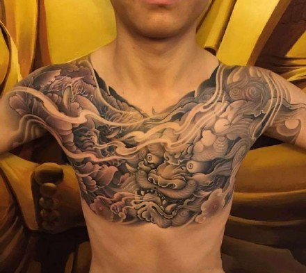 点击大图看下一张：男士花胸纹身 28款男性胸前霸气的大花胸纹身团作品