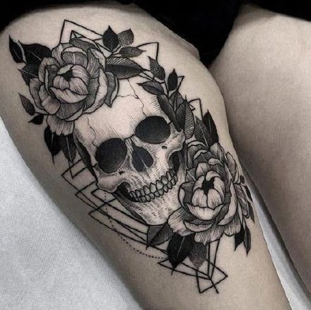 点击大图看下一张：玫瑰与骷髅纹身 象征爱情的重生的玫瑰骷髅纹身图案