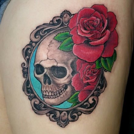 点击大图看下一张：玫瑰与骷髅纹身 象征爱情的重生的玫瑰骷髅纹身图案