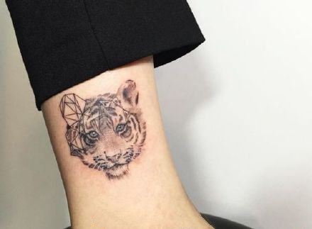 点击大图看下一张：10款可爱的小老虎头纹身图片