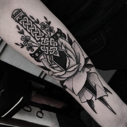 点击大图看下一张：黑色花朵中的刀剑匕首纹身作品图