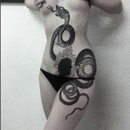 点击大图看下一张：黑蛇纹身 13款黑灰色的蛇纹身图案作品