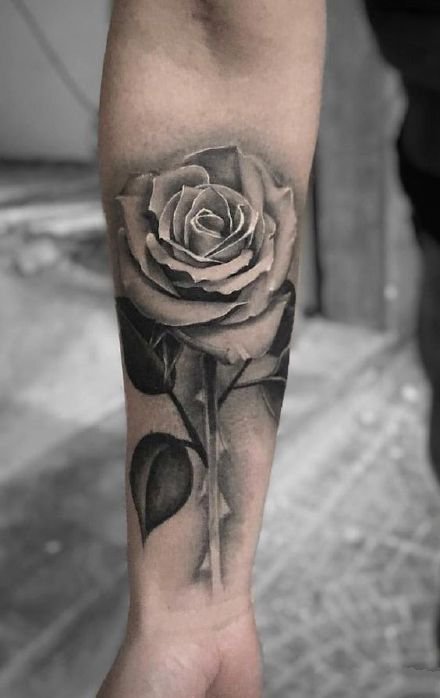 点击大图看下一张：玫瑰写实纹身 17款黑白和彩色写实玫瑰图案作品