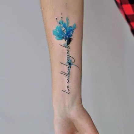 点击大图看下一张：胳膊花纹身 手臂上小清新的一组小臂花朵纹身图片
