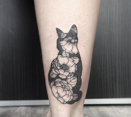 点击大图看下一张：黑猫纹身 一组黑色猫咪和花朵的纹身图片赏析