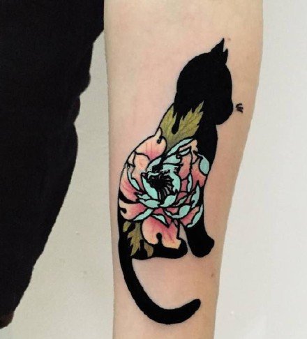点击大图看下一张：黑猫纹身 一组黑色猫咪和花朵的纹身图片赏析
