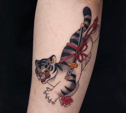 点击大图看下一张：拿武士刀的趣味school小老虎纹身图案
