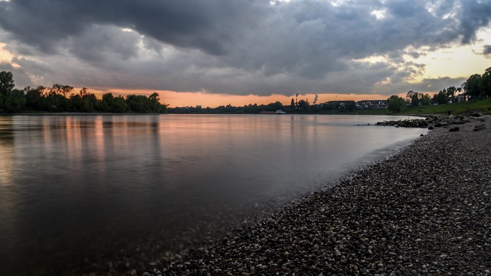 点击大图看下一张：唯美瑞士莱茵河畔风景图片