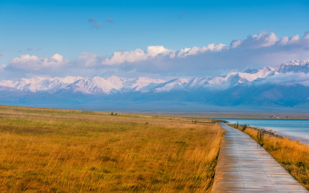 点击大图看下一张：新疆赛里木湖唯美风景桌面壁纸