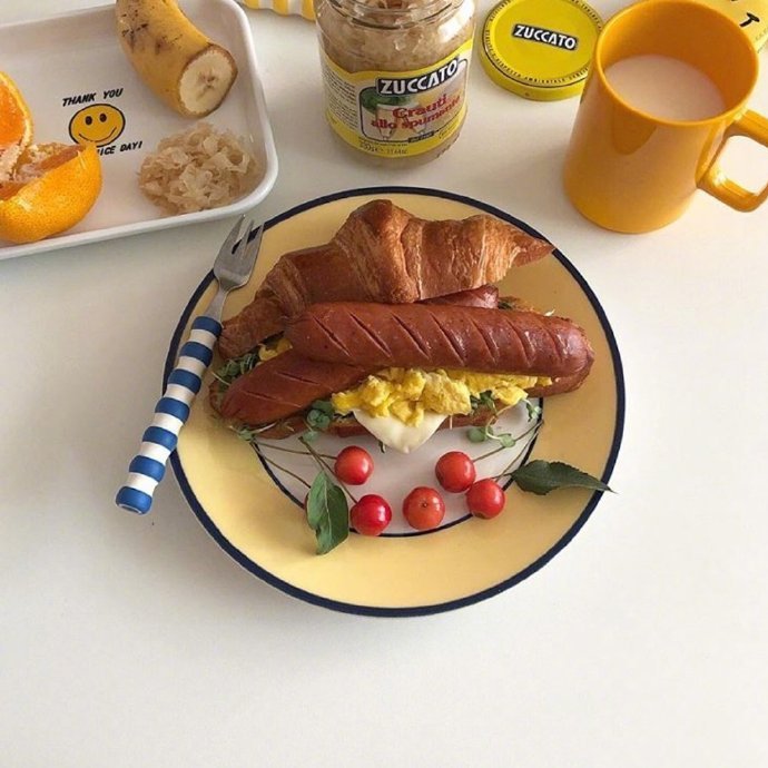 点击大图看下一张：精致女孩的丰盛早餐
