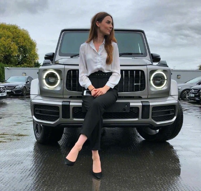 点击大图看下一张:新的一年希望大家都可以收获你的奔驰G大匣子和她