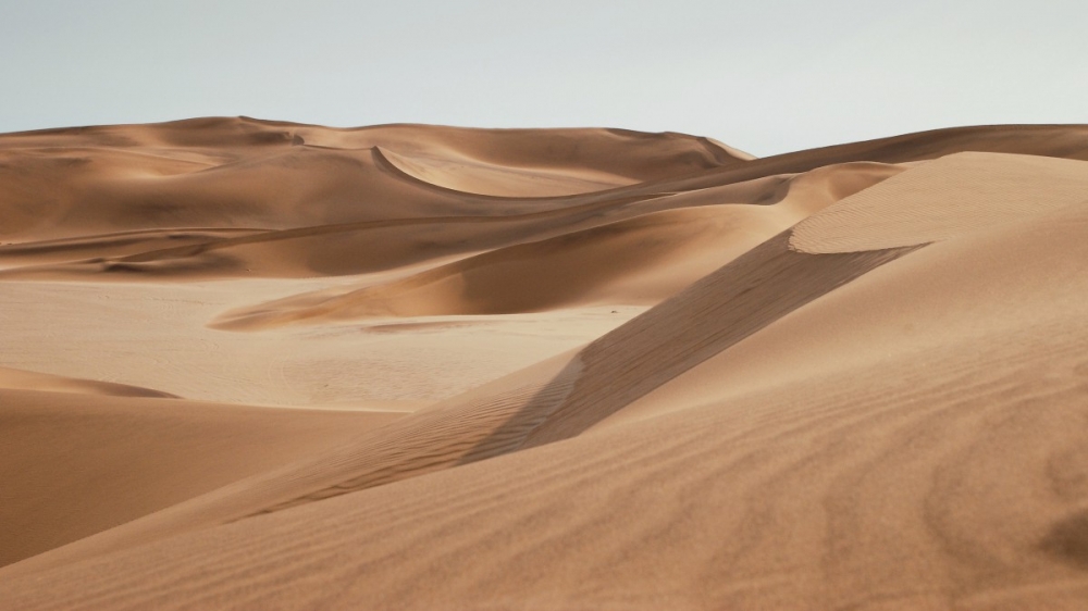点击大图看下一张：荒芜的沙漠图片