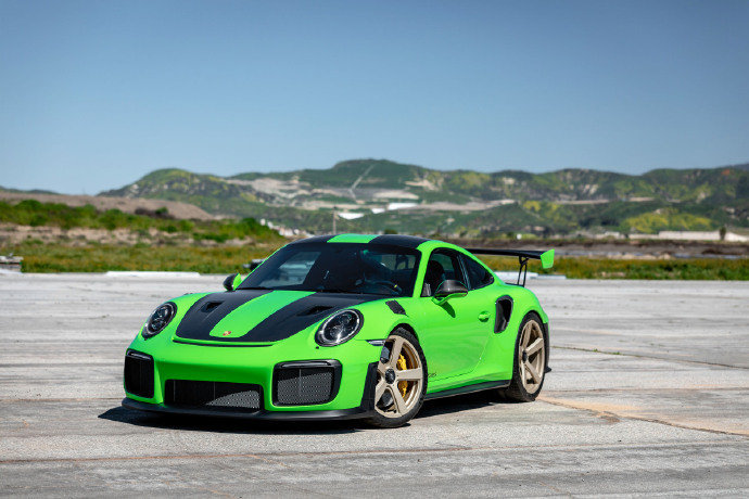 点击大图看下一张：Porsche 911 GT2 RS 这颜色太耀眼了