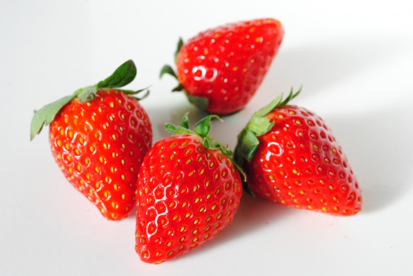 点击大图看下一张：一组新鲜的大草莓图片