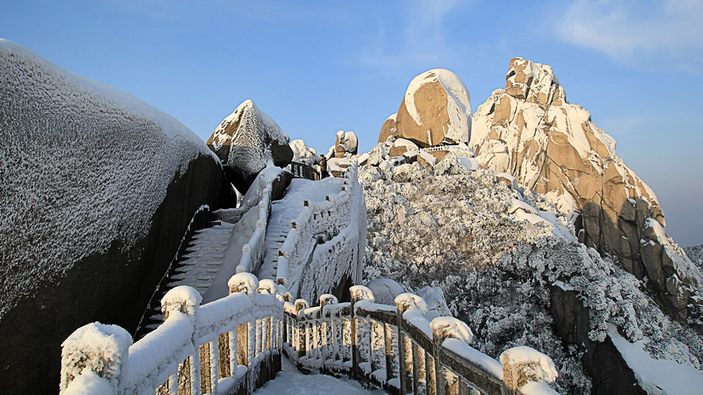 点击大图看下一张：安徽天柱山雪景图片