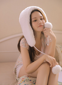 日本美女吊带长腿白嫩性感美女图片