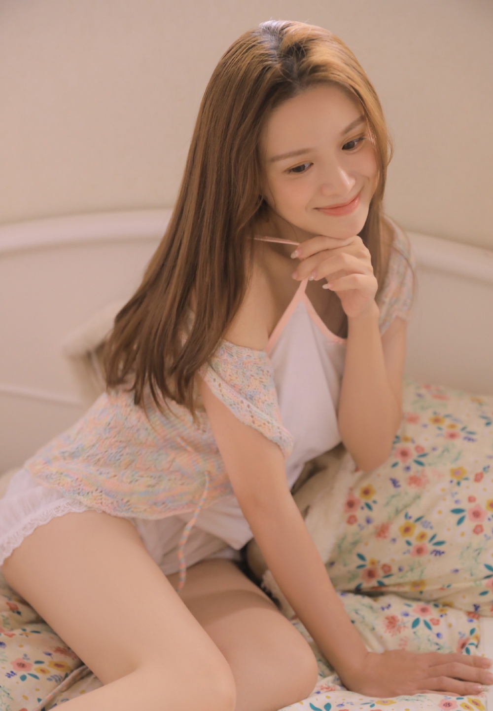 点击大图看下一张：日本美女吊带长腿白嫩性感美女图片