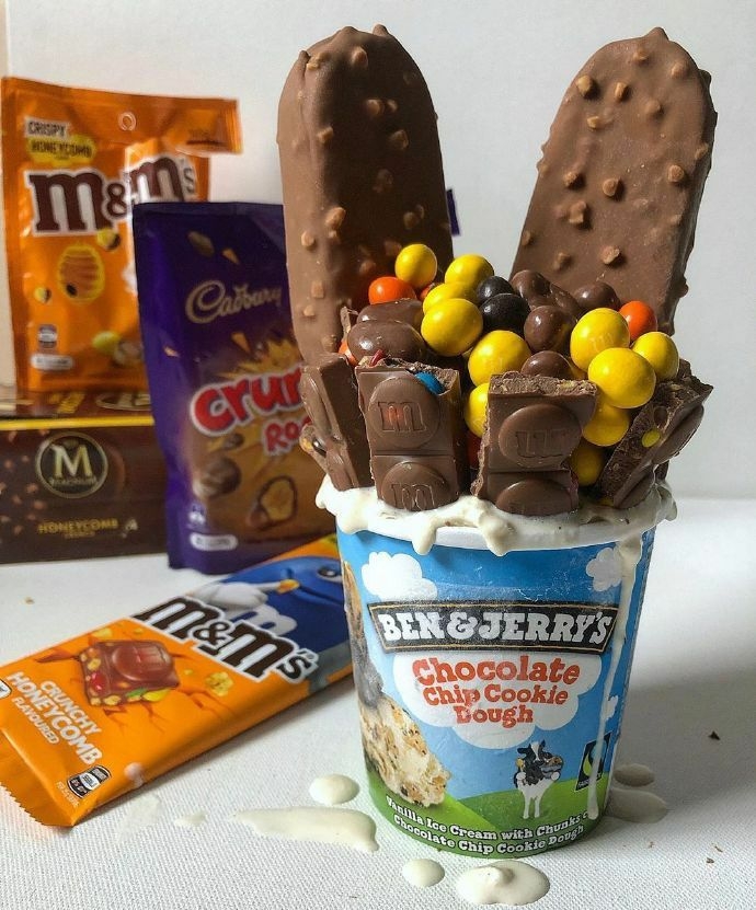 点击大图看下一张：甜入心肺的巧克力冰淇淋甜点美食图片