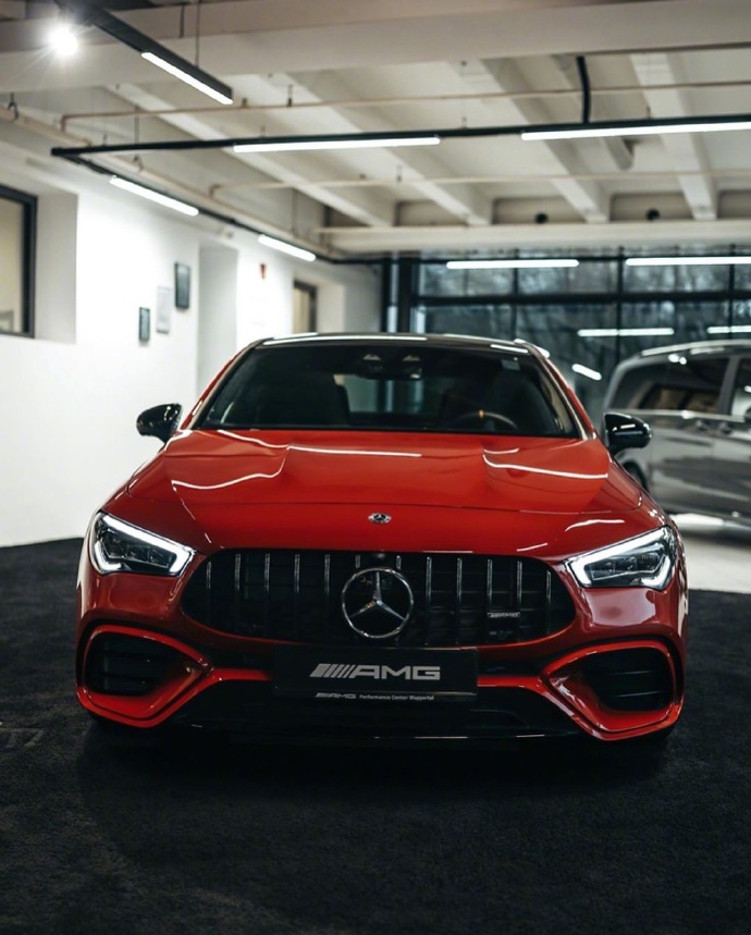 点击大图看下一张:奔驰CLA45红色的很罕见