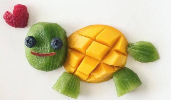 点击大图看下一张：简单漂亮小朋友喜欢的水果拼盘