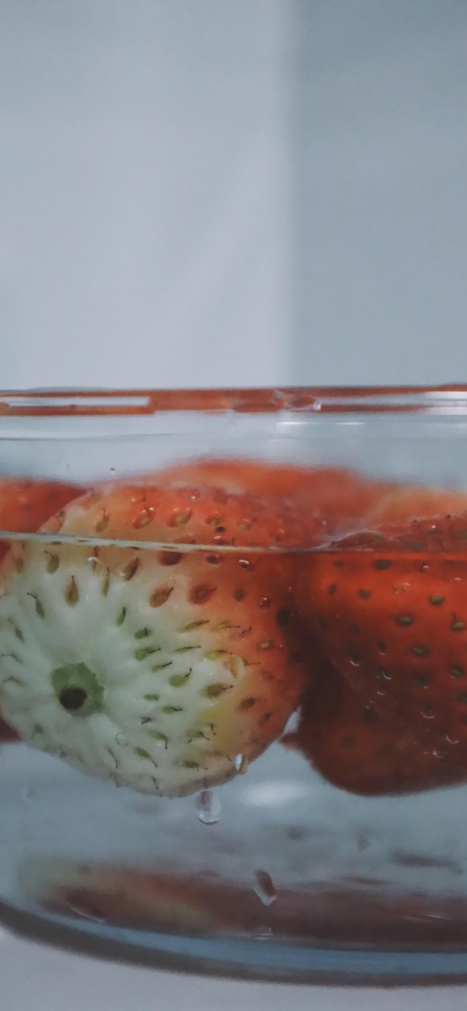 点击大图看下一张：美食诱惑草莓摄影高清手机壁纸