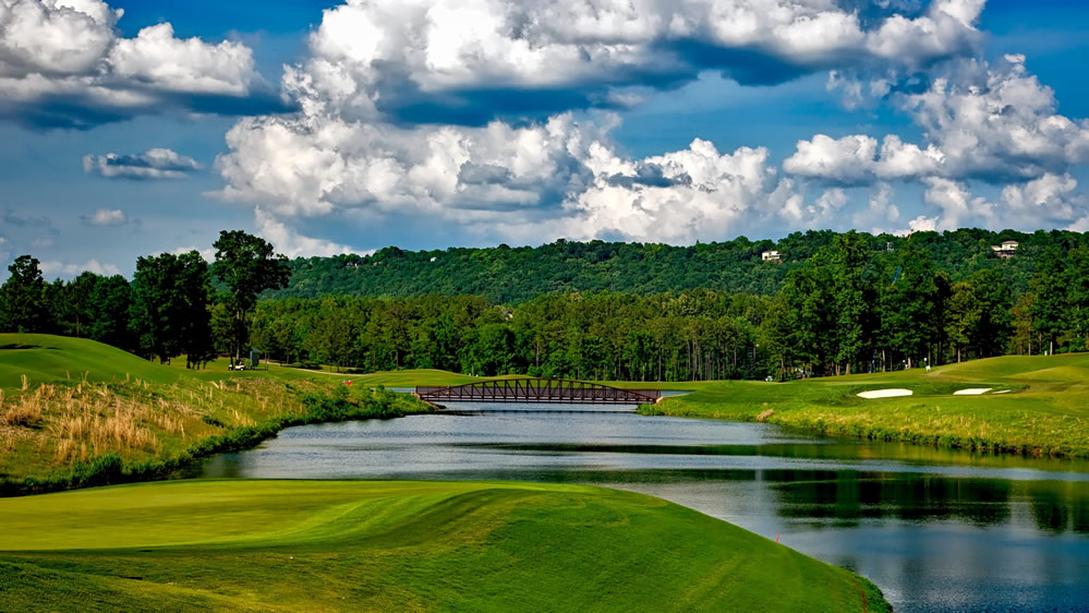 点击大图看下一张：优美的高尔夫球场风景图片