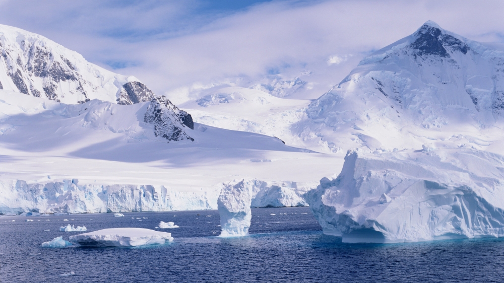 点击大图看下一张：唯美冰川冰山雪景壁纸图片