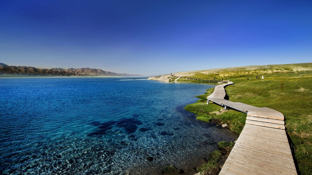 点击大图看下一张：新疆赛里木湖风光壁纸