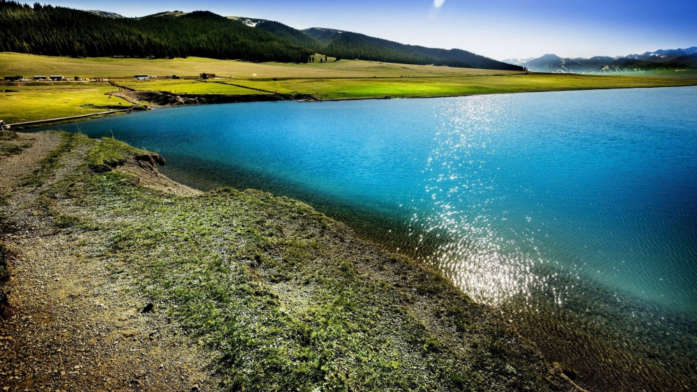 点击大图看下一张：新疆赛里木湖风光壁纸