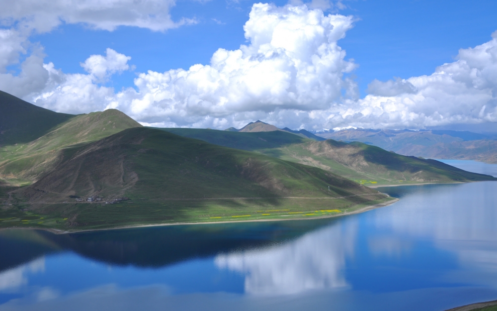 点击大图看下一张：西藏羊卓雍措湖唯美风景桌面壁纸