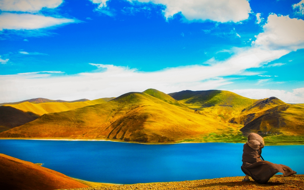 点击大图看下一张：西藏羊卓雍措湖唯美风景桌面壁纸