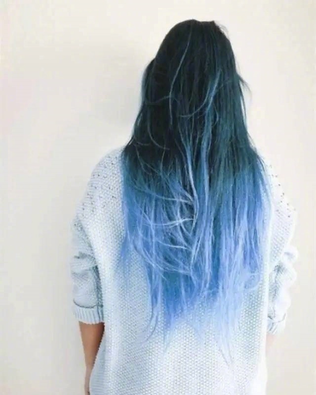 点击大图看下一张：酷酷的女生蓝色长发图片