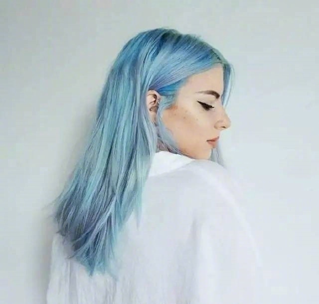 点击大图看下一张：酷酷的女生蓝色长发图片
