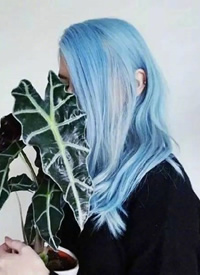 酷酷的女生蓝色长发图片