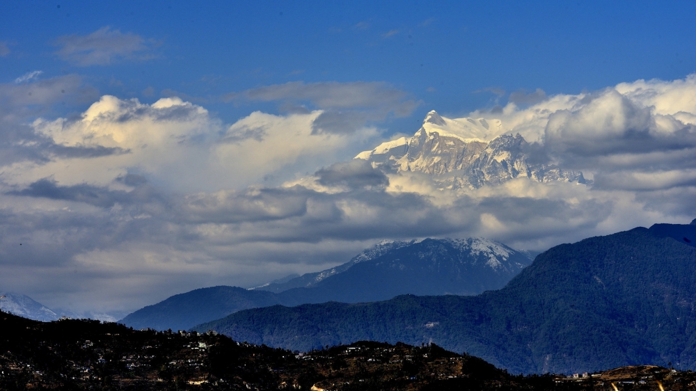 点击大图看下一张：尼泊尔雪山风景壁纸图片