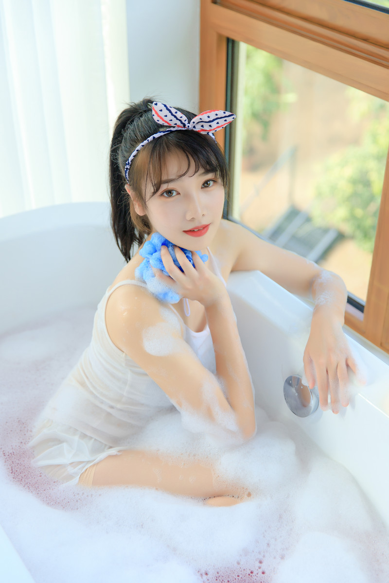 点击大图看下一张：吊带美女性感大胆撩人浴缸写真图片