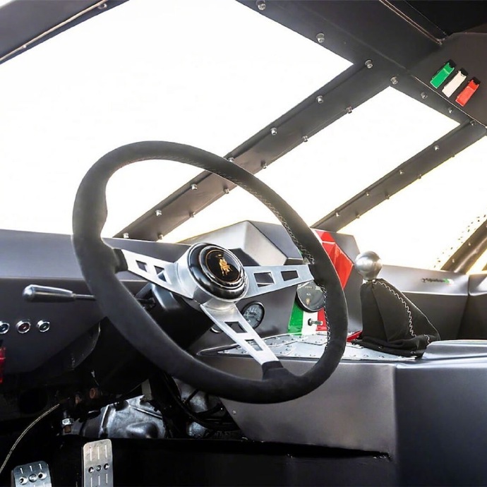 点击大图看下一张：最新款兰博基尼V12旗舰车型