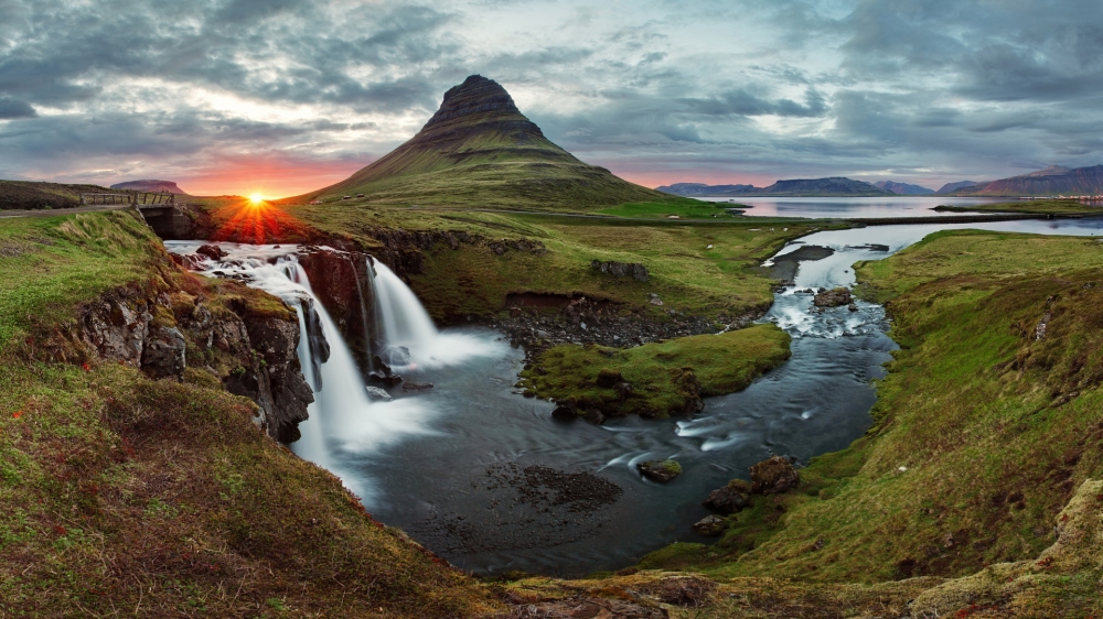 点击大图看下一张：冰岛黄金瀑布唯美风景桌面壁纸