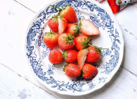 一组美味的草莓拍摄图片