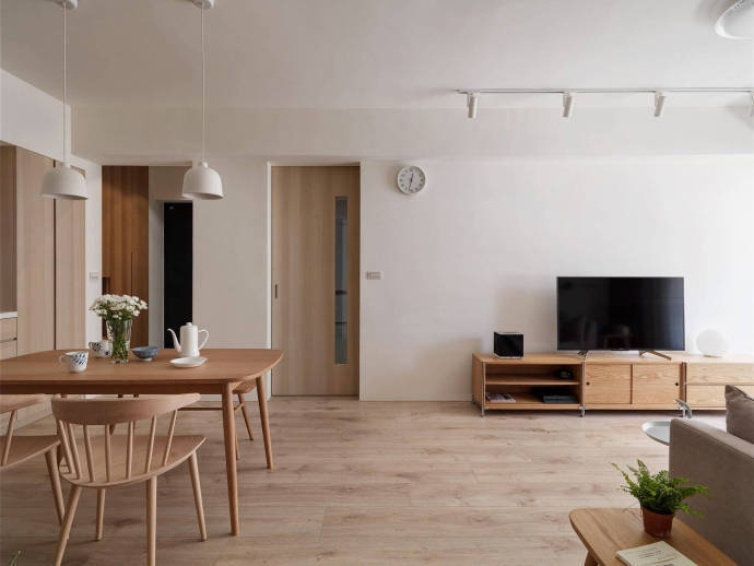 点击大图看下一张：现代极简风三居室，温暖舒适的家 ​