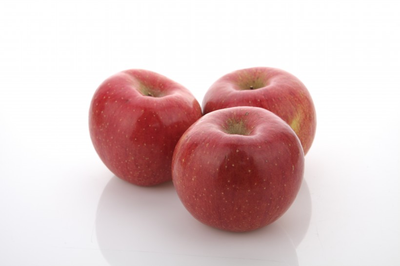 点击大图看下一张：鲜红营养的大红苹果图片