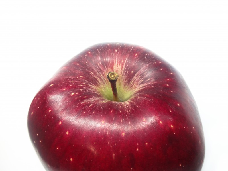 点击大图看下一张：鲜红营养的大红苹果图片