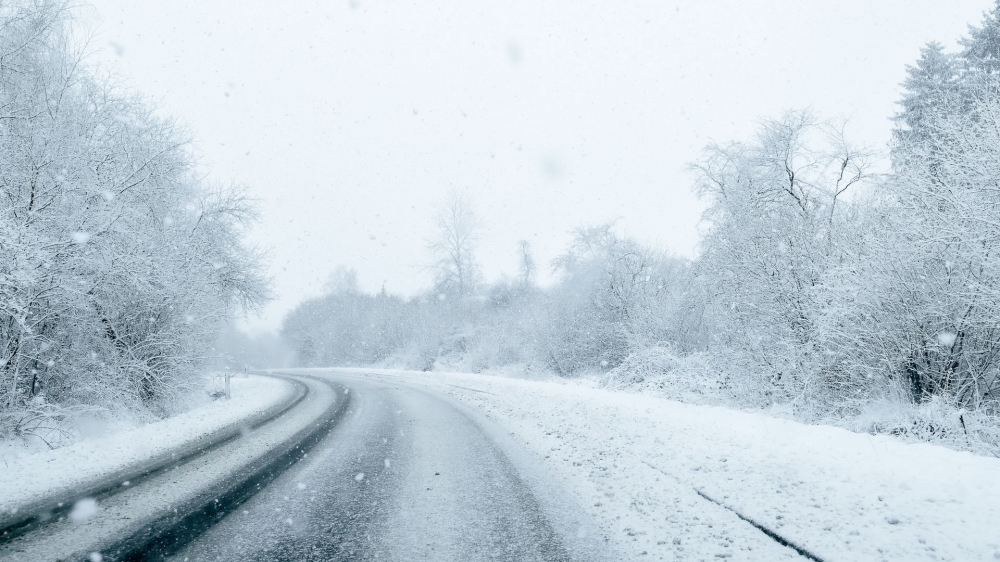 点击大图看下一张：冬季雪天道路风景壁纸图片