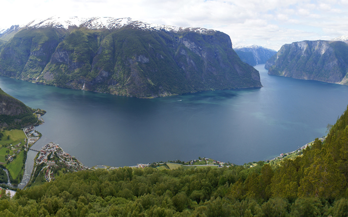 点击大图看下一张：唯美秀丽的挪威湾风景桌面壁纸