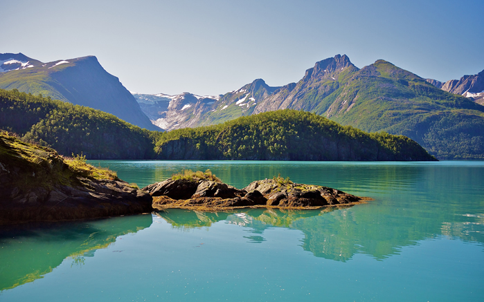 点击大图看下一张：唯美秀丽的挪威湾风景桌面壁纸