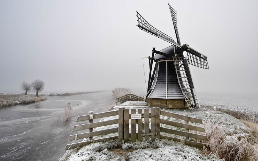 点击大图看下一张：荷兰风车风景壁纸图片