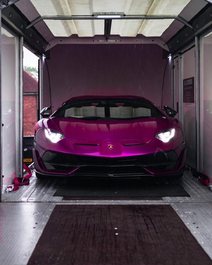 点击大图看下一张：炫酷的紫色兰博基尼超跑图片